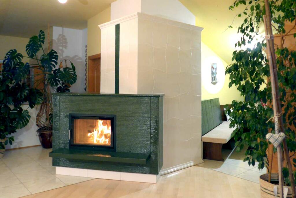 Kachelofen mit großer Sichtscheibe