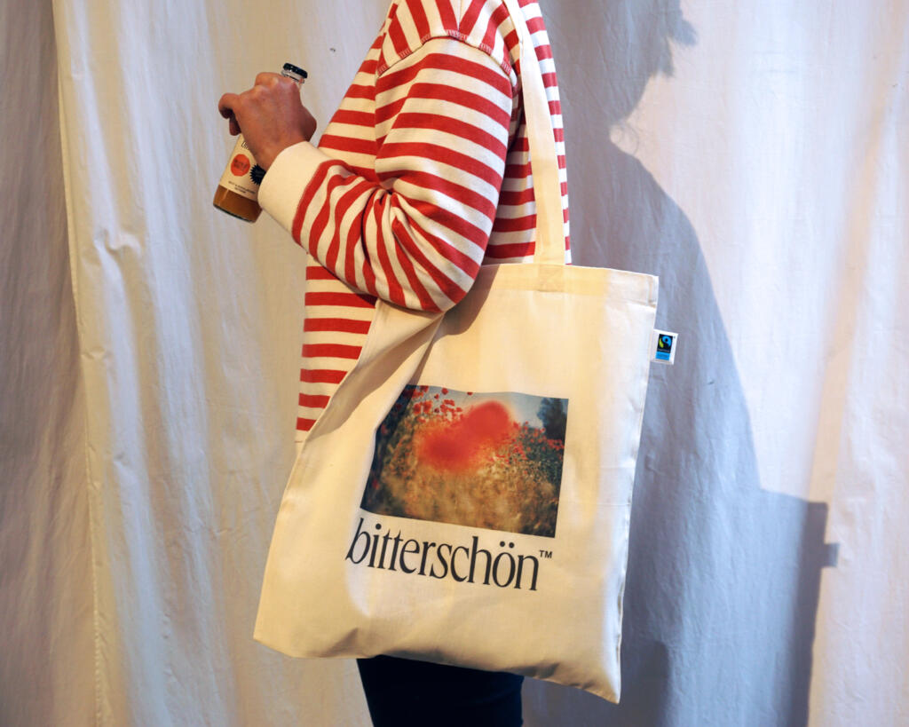 Stylisch unterwegs: drink matches jute bag. 