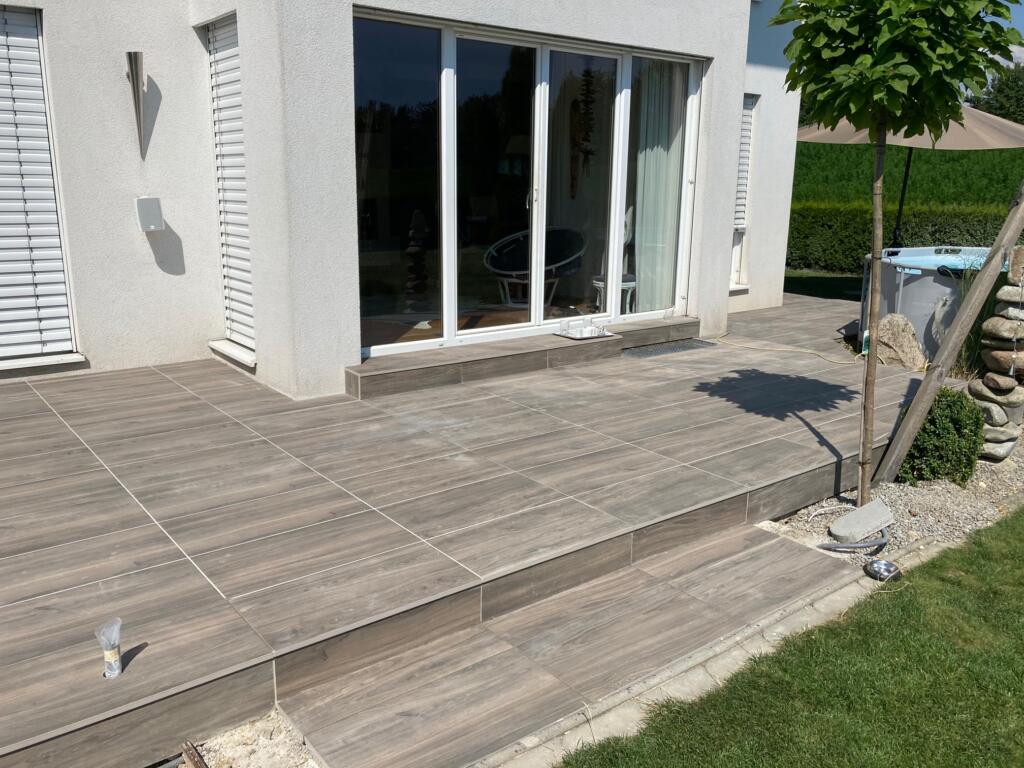 Terrasse mit Keramikplatten in Holzoptik