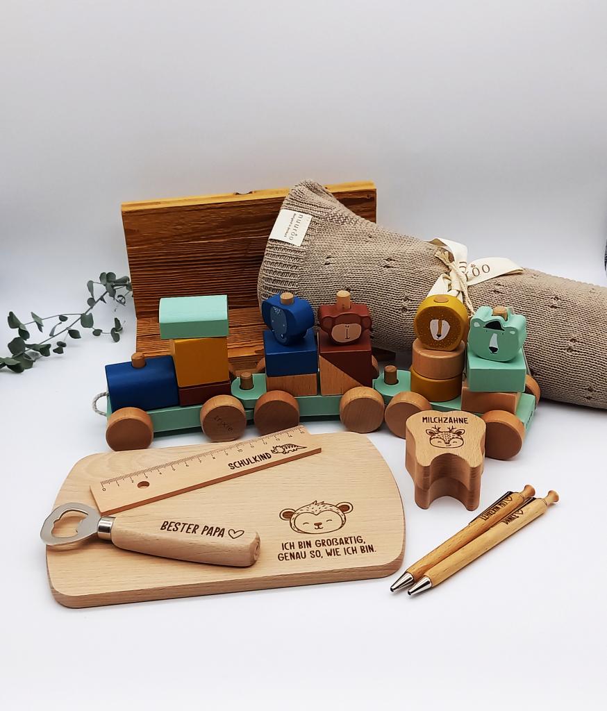 In meinem Baby & Kids Onlineshop zauberhaft Holz.Perle.Kind. findest du natürliche Babyprodukte und Kinderaccessoires, hochwertiges Holzspielzeug, individuell gravierte Holzprodukte sowie beplottete Taschen und Textilien aus Bio-Stoffen. Geschenke für die ganze Familie!
